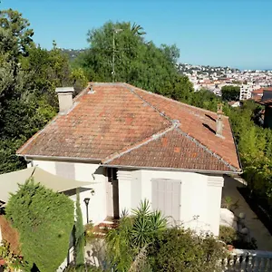 https://les-nefliers.fr-provencehotel.com